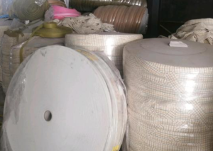 出售成盘无纺布布条，现货4吨左右