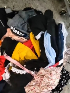 大量出售分类旧夏装，对鞋，冬装，丝绵被，枕头等！