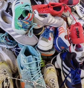 出售精品大码鞋量大货好，需要的老板联系！