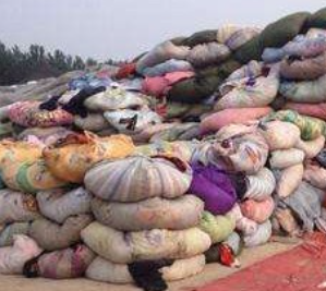 大批量出售旧衣服，旧鞋子，旧包包等