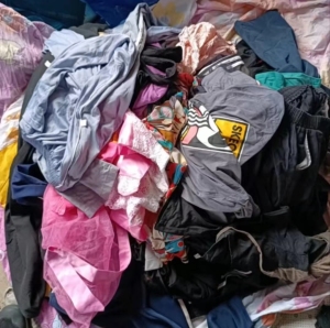 供应分拣好的夏装，冬装，鞋子，包等货物。欢迎全国各地的供应商分拣商来电洽谈