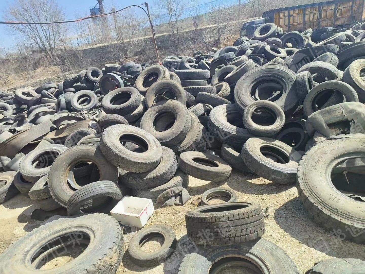 大量收购各种废旧轮胎，橡胶制品，大小钢丝胎