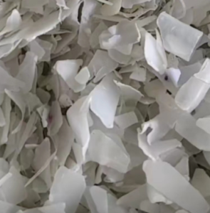 出售大小白破碎料，尿素桶破碎料