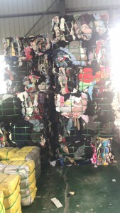 出售黑料垃圾牛仔及床单9.6米一车，安徽芜湖提货！