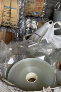 大量回收带标签，带胶纸，带油的PET吸塑盒毛料，PET复膜