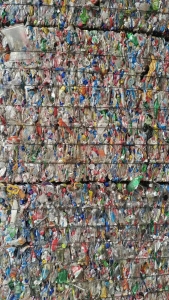 长年出售矿泉水瓶压包料，瓶砖，PET打包带毛料