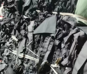 出售灰色箱包里布边角料20多吨，可开花可造粒，纯涤纶带浆