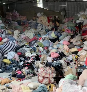 回收旧衣服，包包，棉被，鞋子，有货请联系！