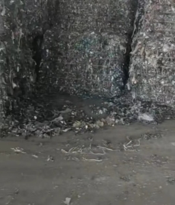 大量收购服装厂边角料汽车内饰 黑料，旧衣服 切可燃工业固废