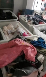 出售夏装A货，鞋子，包包，三吨左右，秋冬装四吨左右，毛衣一吨左右！