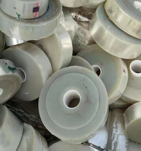 长年出售带胶的PET膜，有成卷料，散料，干净