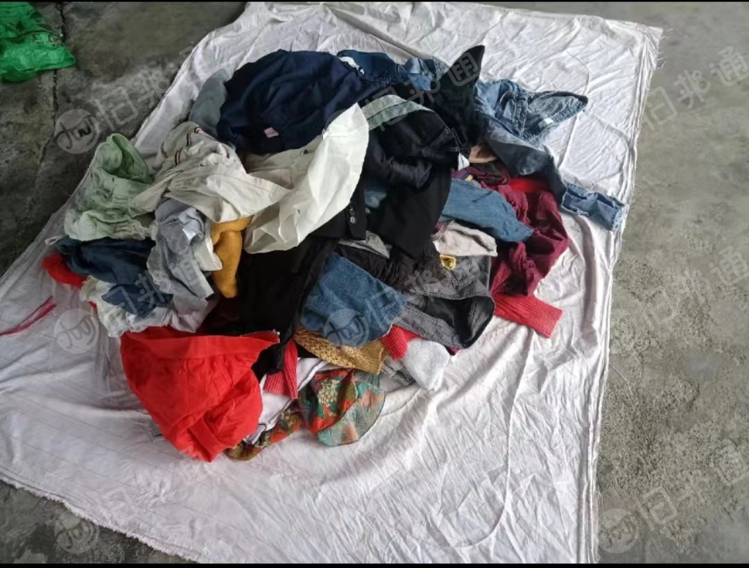 大量出售旧衣服统货,学校货,小区货!