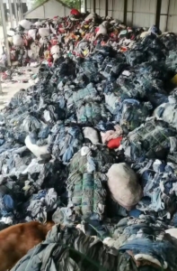 常年大量高价回收旧牛仔 打捆牛仔 剪拉链与没剪拉链牛仔。