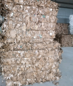 出售淋膜牛卡边料，淋膜美卡，压块好的，干净无杂