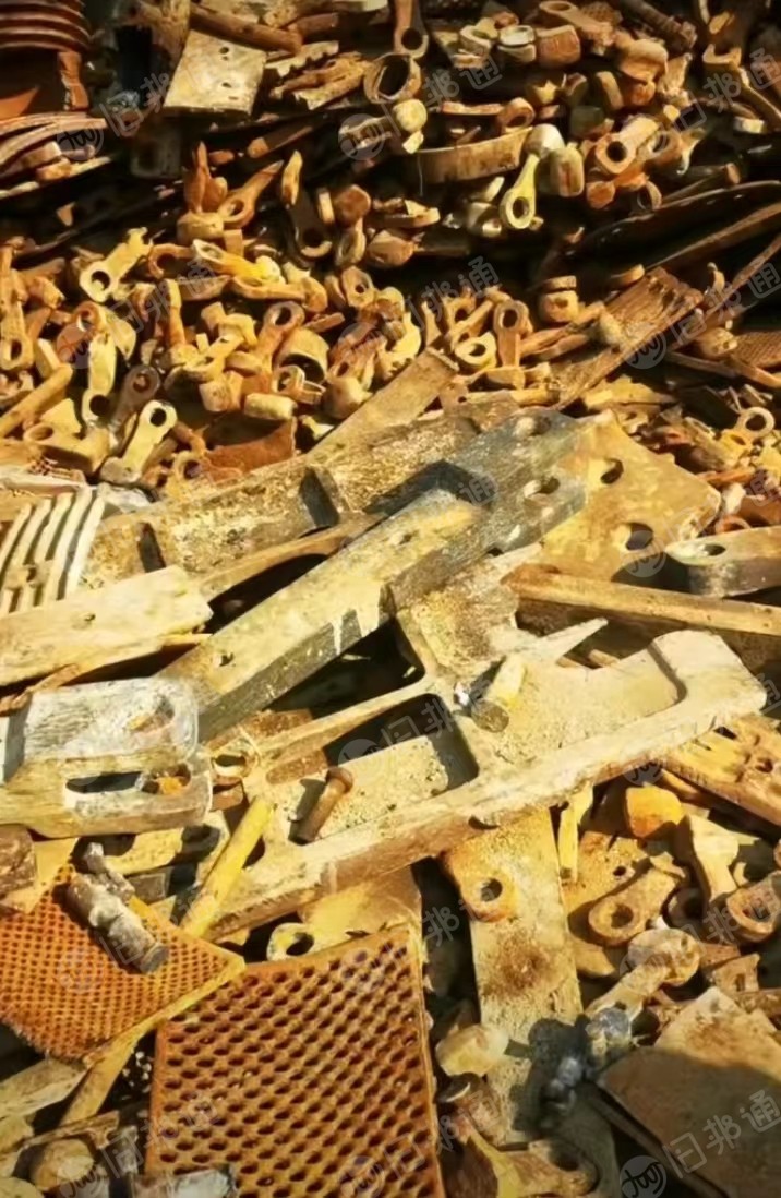 长期大量回收废旧锰钢，高铬，复合锤头，矿场下来的各类锰钢废料