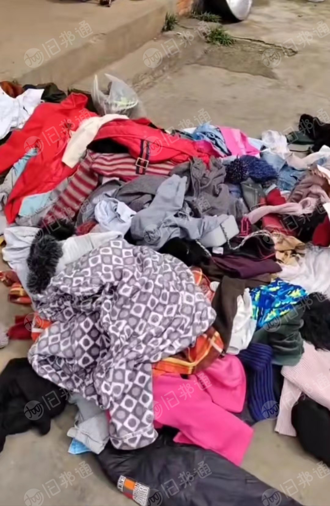 全成都华阳长期大量上门回收旧衣服,旧鞋子,旧包包,羽绒服,毛衣,裤子,丝棉,棉絮,毛绒玩具,窗帘,等