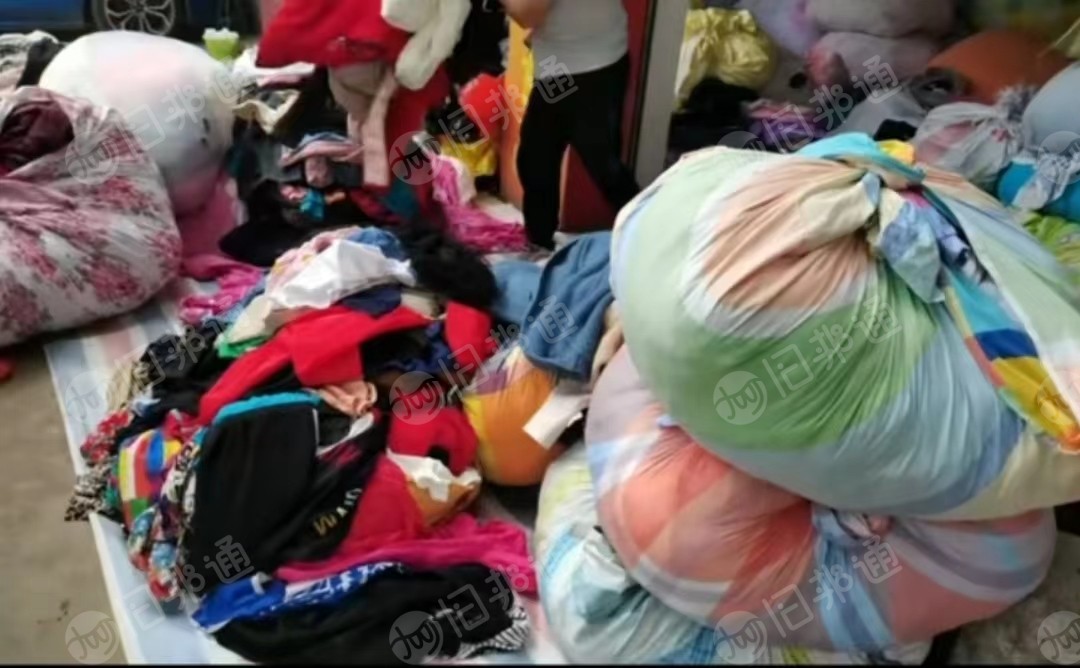 大量高价回收旧衣服,纺织品,出口工厂,看货给价,现款现货,装车打款。