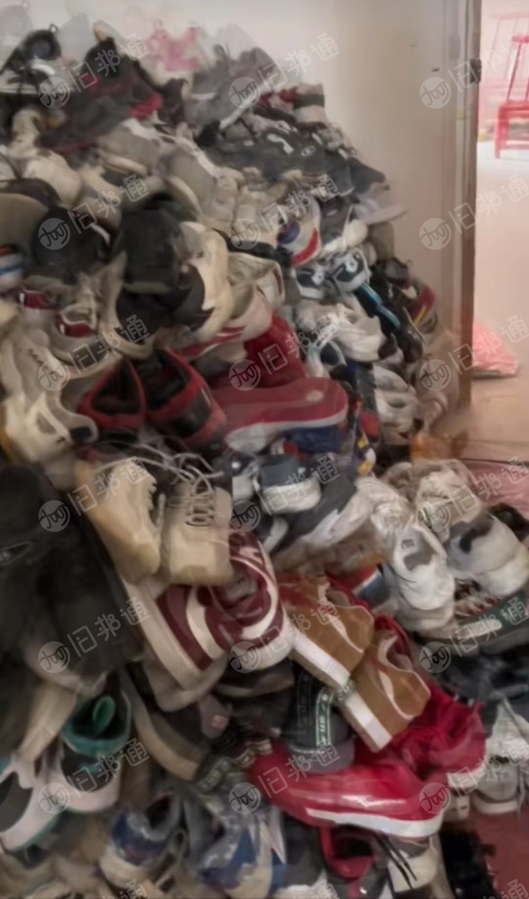 武汉周边附近三百公里收旧鞋子。包包。统货，桶子货精品货大量现金求购.过秤给钱。