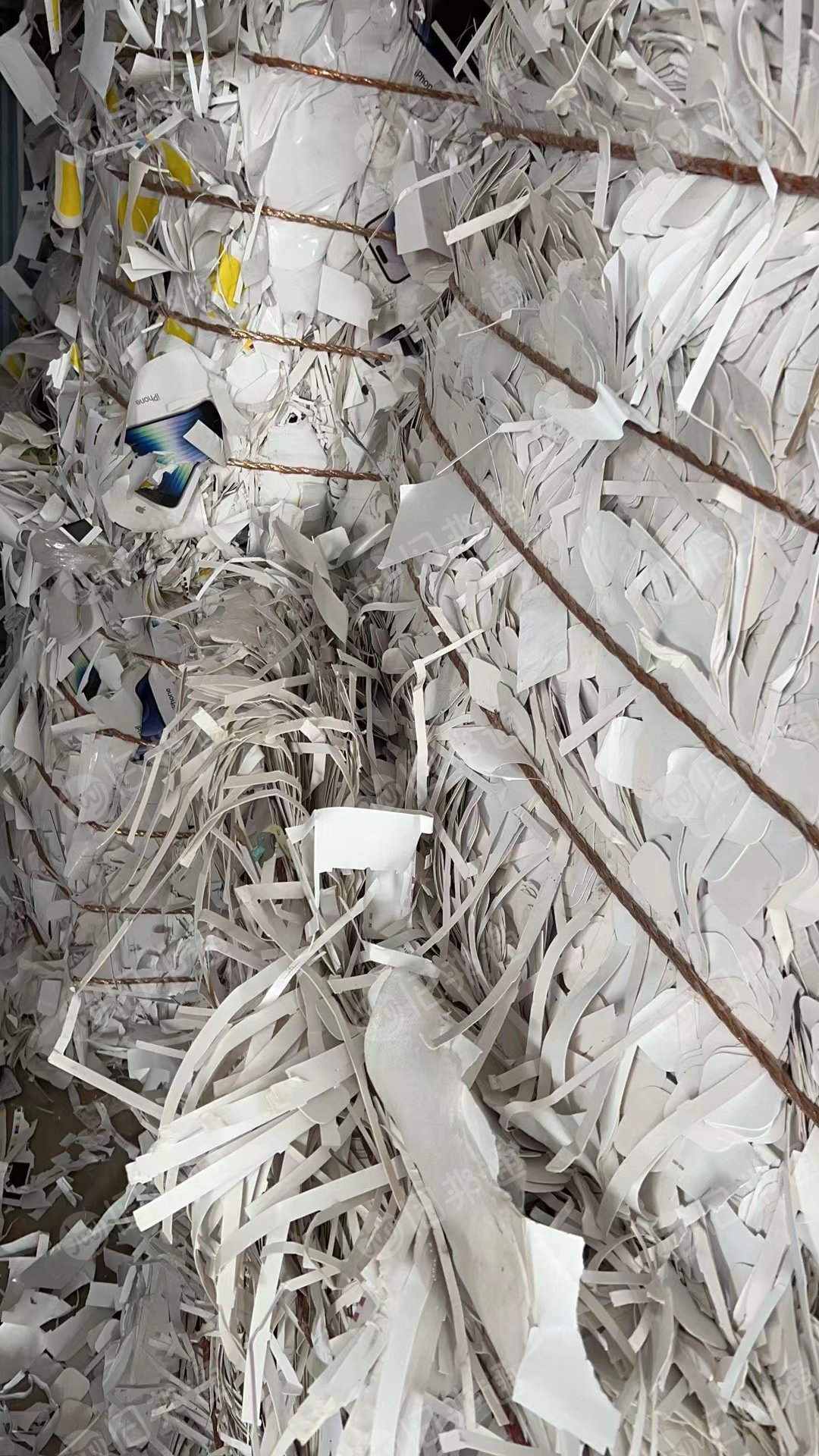 出售花卡废纸,白卡纸和铜板一起混打的废纸,带膜