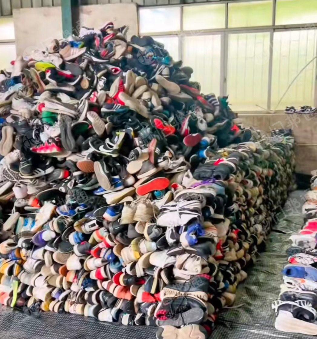 源头厂家长期回收旧衣服，鞋子，包包！