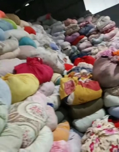 现金大量回收旧衣服，分拣货，鞋子包包！