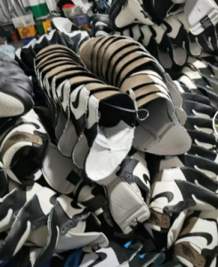 本人专业长期收购库存(杂)鞋面，鞋底，库存鞋，返厂旧鞋!介绍重酬!