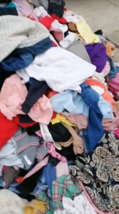 常年回收旧衣服，旧鞋，旧包，旧毛绒玩具，桶货服装店积压物