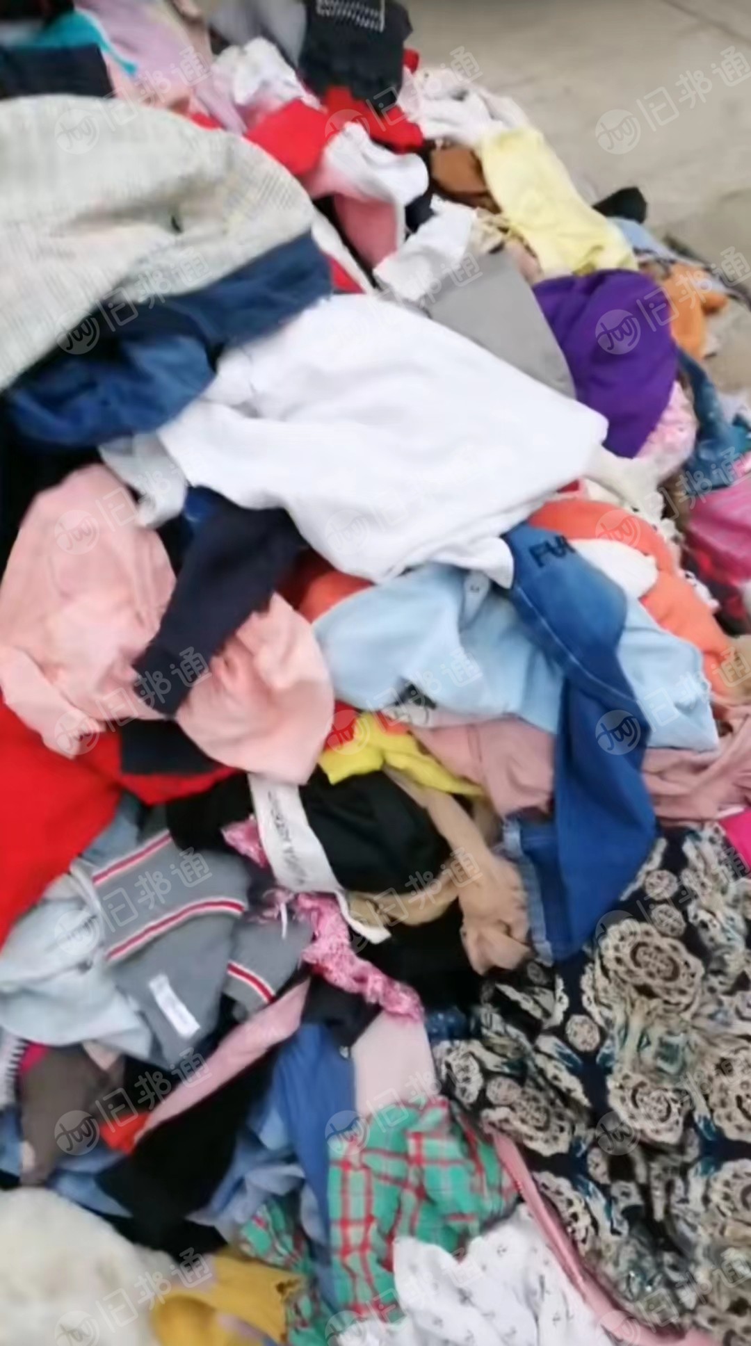 常年回收旧衣服,旧鞋,旧包,旧毛绒玩具,桶货服装店积压物