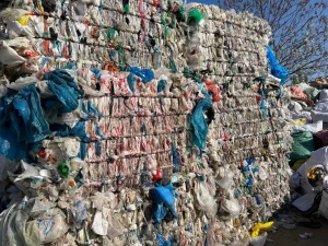 大量回收废旧大棚膜，二白膜，杂膜，花高压膜，月需500吨