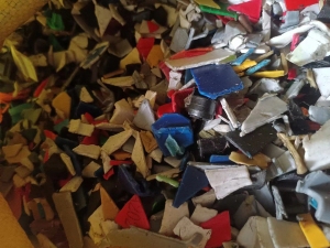 常年出售机油桶破碎料