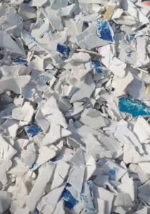 出售花工程丙破碎料，涂料桶破碎料，黑丙破碎料，花桶破碎料