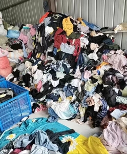 安徽蚌埠长期供应旧衣服统货鞋子包包