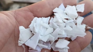 出售摩配坐垫破碎料，无字涂料桶破碎料，现货20吨