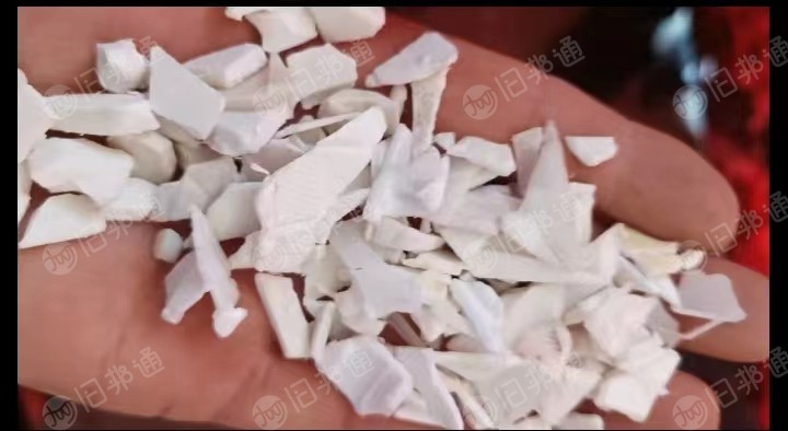 出售摩配坐垫破碎料,无字涂料桶破碎料,现货20吨