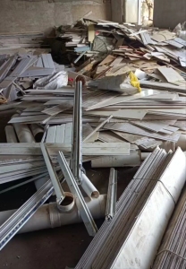 大量回收小白管,扣板等各种软硬质聚氯乙烯废料