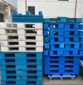 长期大量回收大小蓝桶，周转筐，托盘，白桶，塑料桶等