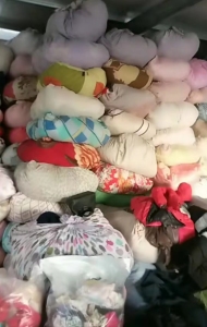 常年出售旧衣服统货，鞋子包包，床单被罩！