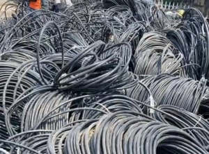 出售彩高密度聚乙电缆皮整料，纯黑高密度，聚乙电缆皮，泡沫芯等整料，破碎料