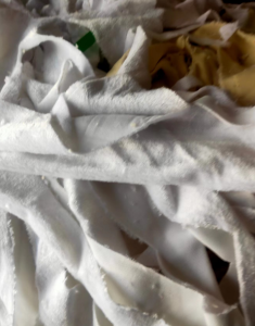 出售涤纶毛料，涤纶废布料，颜色有深色、浅色，白色混装，适合造粒，团粒，泡泡料拉丝用