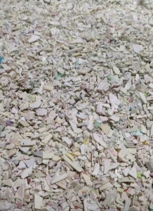 回收沉水PP破碎料，黑杂色红色绿色灰白色等，过盐水清水甩干过静电硅胶机