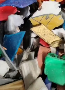 出售各种PP破碎料，红黄蓝绿黑白灰丙破碎料，机油桶破碎料，花工程丙破碎料