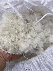 常年出售一次性PVC手套粉碎料，各种颜色都有