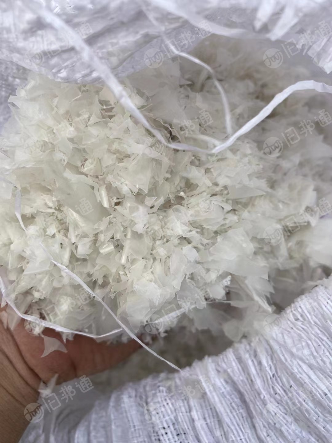 常年出售一次性PVC手套粉碎料,各种颜色都有