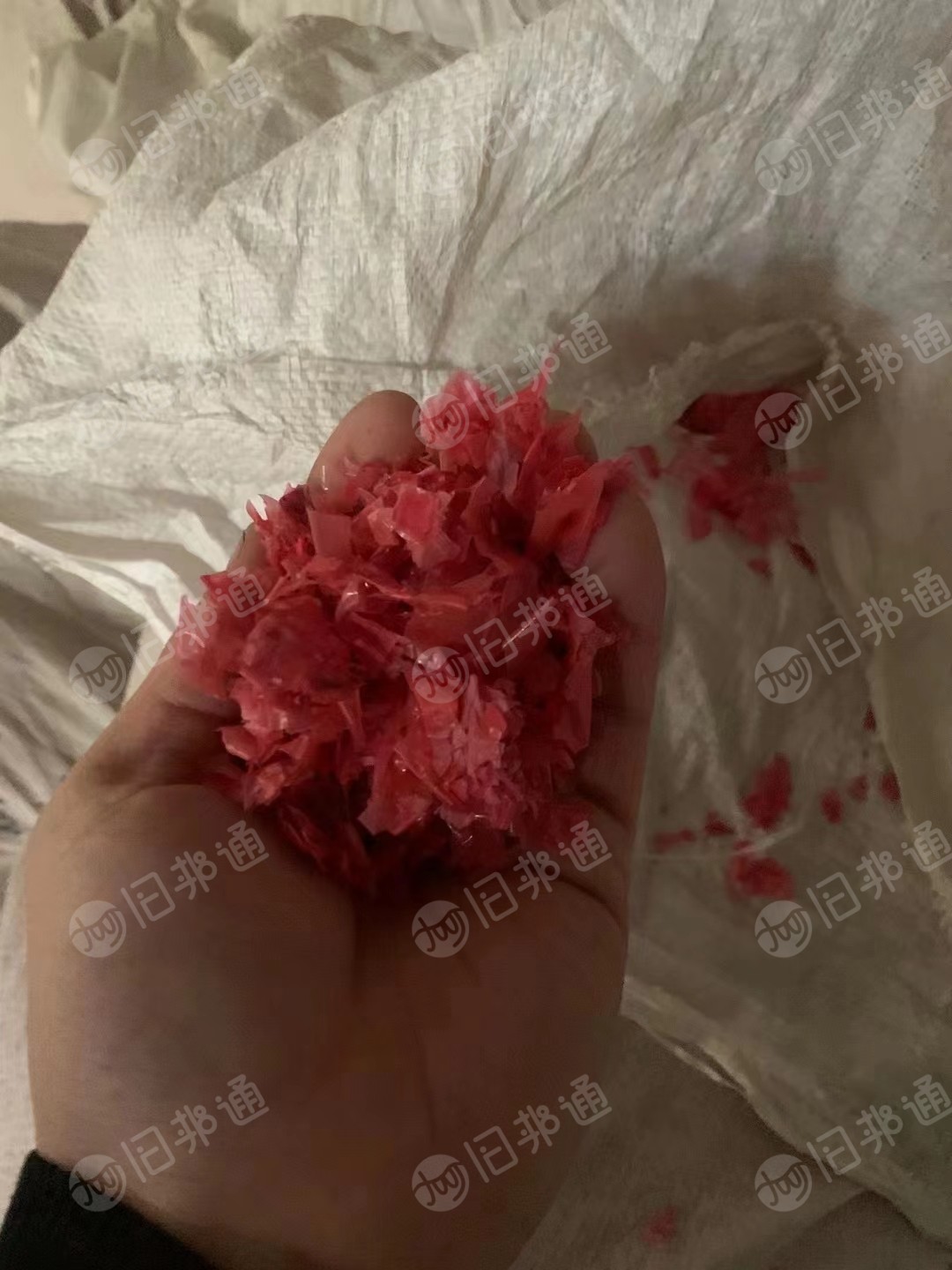 常年出售一次性PVC手套粉碎料,各种颜色都有