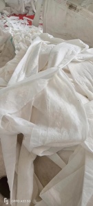 出售纸尿裤厂里下来的白色涤棉无纺布边角料，水刺无纺布边料，现货几十吨