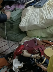 江西出售9.6一车鞋包，需要的联系！