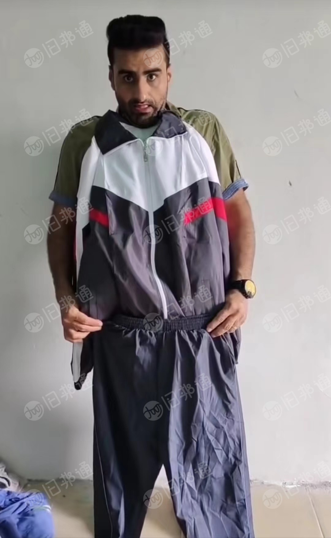 高价回收,针织校服,男士衬衣,西装,劳保,冲锋衣,鞋子,书包,女士挎包。