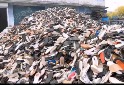 长期大量回收垃圾鞋，垃圾包，雨鞋，拖鞋，鞋帮子，鞋底等，欢迎来电谈