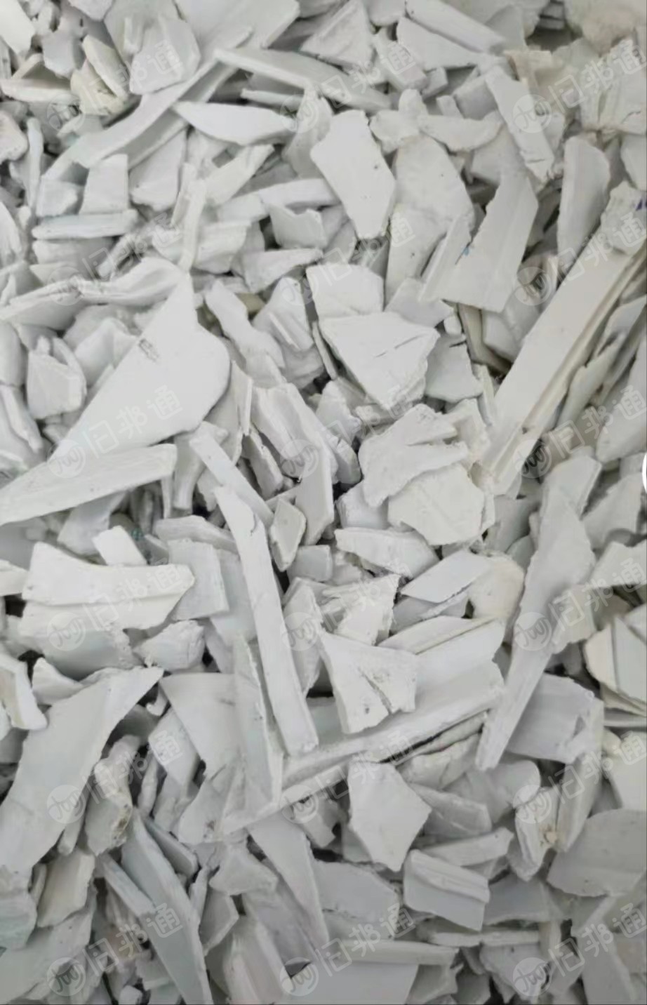 大量出售各种硬质PVC破碎料，扣板破碎料，大小管破碎料，塑钢破碎料，黄石塑破碎料等