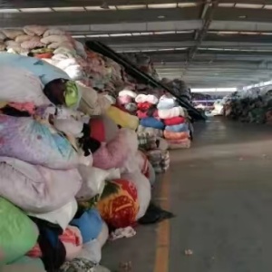 本厂大量高价回收夏装，冬装，鞋，包，被套，羽绒服，通货，箱子货等等